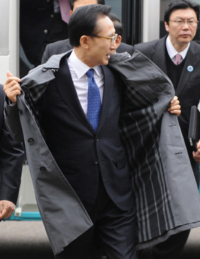 이명박 대통령이 2일 오전 전국 21개 마이스터고 개교식이 열린 개포동 수도전기공고에서 도착, 안병만 교육과학부장관과 함께 현관으로 들어서고 있다. 김종수 기자