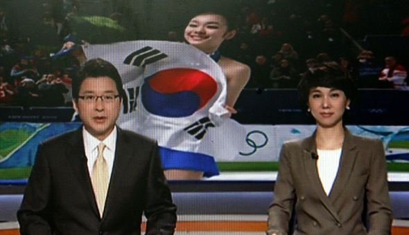 김연아 선수의 금메달 획득 소식을 전하고 있는 <에스비에스>의 지난달 26일 8시 뉴스.    에스비에스 화면 촬영