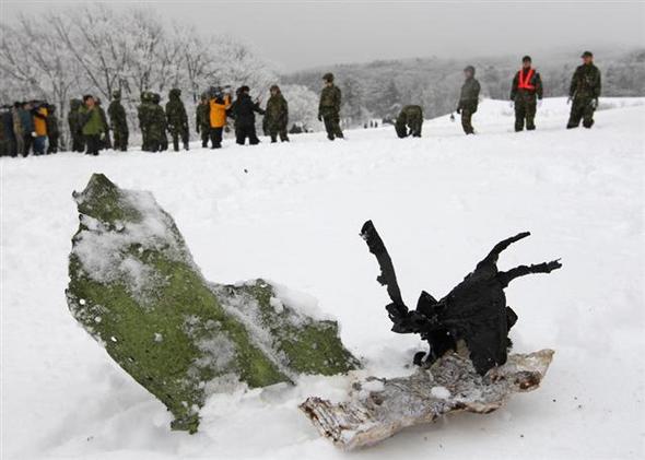 2일 오후 강원도 평창 선자령에서 공군과 육군의 합동수색대가 이날 낮 12시에 추락한 F-5 전투기의 잔해를 발견하고 주변 지역을 수색하고 있다.   평창/연합뉴스