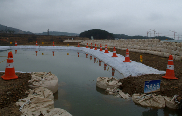 2일 오후 충남 부여군 금강 둔치에서 4대강 사업 가운데 부여보 건설 공사가 벌어지고 있다. 부여보 공사로 인해 이 일대에 흩어져 있는 백제 유적의 훼손·수장이 우려된다. 유원일 의원실 제공