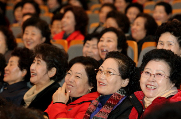 늦은 나이에 배움터를 찾은 양원초등학교 신입생들이 3일 오전 서울 마포구 대흥동 마포아트센터에서 열린 입학식에서 이선재 교장의 인사말을 들으며 함빡 웃음을 짓고 있다. 성인대상 학력인정 초등학교인 양운초교는 6학년 과정을 4년에 걸쳐 이수하며, 올해는 400명이 신입생으로 입학했다. 김종수 기자 jongsoo@hani.co.kr