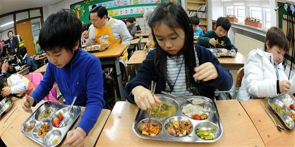 경기교육청 농어촌 학교 무상급식 경기도 광주시 오포초등학교 2학년 어린이들이 4일 오전 교실에서 무상으로 제공된 급식을 먹고 있다. 경기도교육청은 3월부터 도서벽지와 농어촌 읍면지역 전체 초등학생에 대한 무상급식을 시작했다. 김상곤 경기도교육감(둘째 줄 오른쪽 둘째)도 이날 오포초등학교를 방문해 어린이들과 함께 점심을 먹었다.  광주/연합뉴스