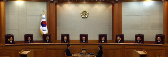  지난 7월29일 서울 종로구 재동 헌법재판소 대심판정에서 헌법재판소 재판관들이 침·뜸 등의 의료행위는 의료인만이 할 수 있다는 의료법에 대한 위헌법률 심판 사건에 대해 합헌 결정을 선고하고 있다. 김종수 기자 <A href="mailto:jongsoo@hani.co.kr">jongsoo@hani.co.kr</A>