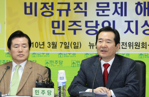 정세균 민주당 대표(오른쪽)가 7일 오전 서울 여의도 당사에서 비정규직의 정규직 전환 지원 내용을 담은 ‘뉴민주당 플랜’ 노동분야 정책을 발표하고 있다. 왼쪽은 김효석 민주정책연구원장.  김봉규 기자