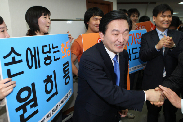 원희룡 한나라당 의원(가운데)이 7일 오후 서울 여의도 당사에서 서울시장 출마를 선언하는 기자회견을 하려고 지지자들의 환호를 받으며 회견장으로 들어서고 있다.  김봉규 기자  bong9@hani.co.kr