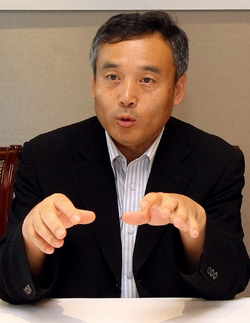 운하반대전국교수모임과 대한하천학회가 24일 오전 서울 프레스센터에서 연 4대강사업 관련 기자간담회에서 박창근 관동대 교수(왼쪽 둘째)가 4대강사업의 적정예산에 대한 견해를 밝히고 있다. 이정아 기자 leej@hani.co.kr