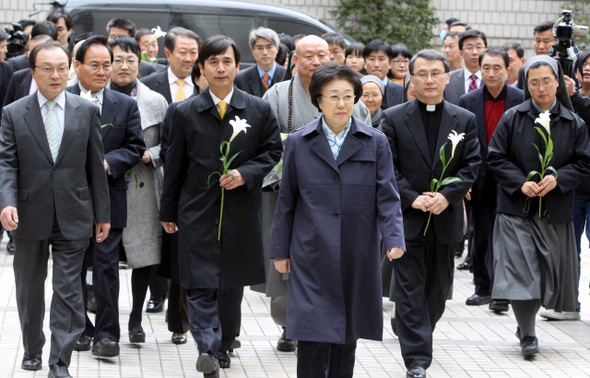 뇌물수수 혐의로 기소된 한명숙 전 국무총리(가운데)가 8일 오후 서울 서초동 서울중앙지법에서 열린 첫 공판에 출석하려고 법원으로 들어서고 있다. 유시민 전 보건복지부 장관과 지지자들이 결백을 상징하는 백합을 들고 한 전 총리를 뒤따르고 있다. 맨 왼쪽은 이해찬 전 총리. 김종수 기자 <A href="mailto:jongsoo@hani.co.kr">jongsoo@hani.co.kr</A>