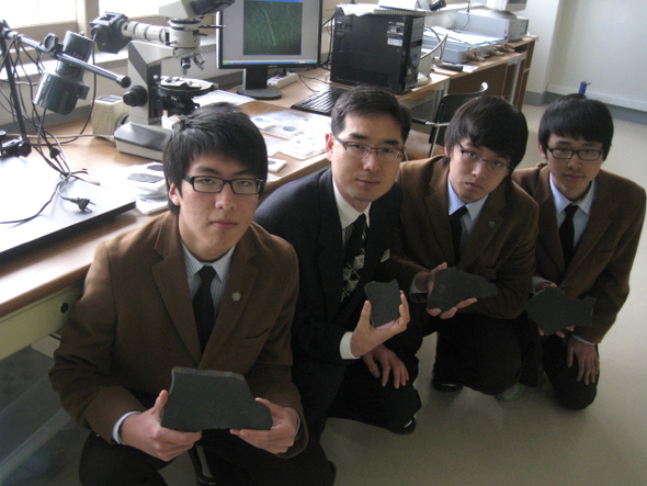 대전과학고 2학년생인 김석환군과 남기수 지도교사, 2학년생 이재성·오경석(왼쪽부터)군이 지난해 충남 보령의 화석 산지를 누비며 찾아낸 중생대 초기 곤충 화석들을 들어보이고 있다.