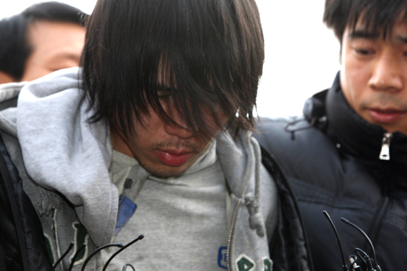 부산 여중생 납치 살해범 김길태 씨가 10일 오후 사상경찰서로 압송되고 있다. 김 씨는 이날 부산 사상구 덕포시장 인근 모 빌라 주차장 앞에서 공개수배 12일만에 경찰에 검거됐다. 연합뉴스