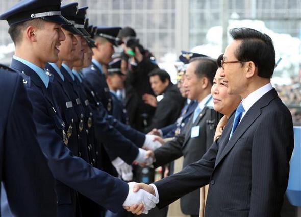  제58기 공군사관학교 졸업 및 임관식이 10일 이명박 대통령 부부와 졸업생 가족 등 3500여명이 참석한 가운데 열렸다.
