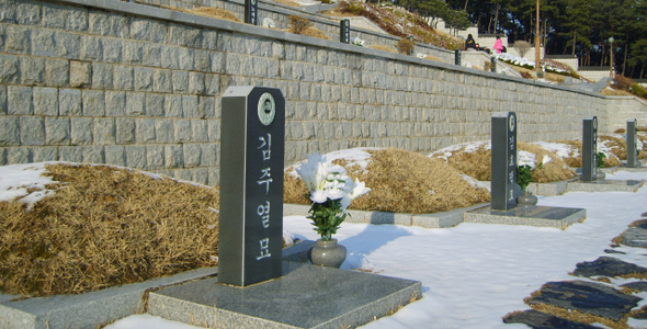 3·15의거 희생자들이 잠들어 있는 국립3·15민주묘지. 묘지 뒤에 보이는 건물은 희생자들의 신위와 영정을 모신 유영봉안소이다. 현재 31명이 이곳에 안치돼 있다.