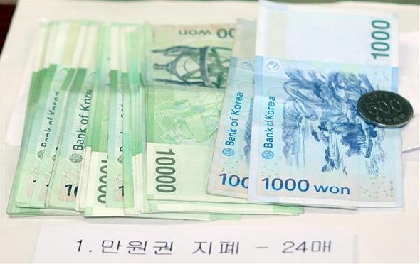 경찰은 11일 김길태가 경찰에 붙잡힐 때 갖고 있던 17점의 물품(현금 24만2천500원, 십자형 드라이버, 면장갑, 비닐장갑, 털장잡, 면도기, 손목시계 등)을 공개했다.  부산/연합뉴스