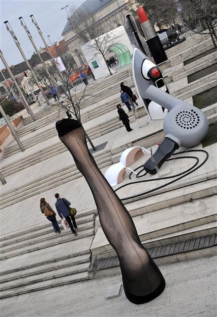 헝가리 수도 부다페스트 시내에서 10일 열리고 있는 ‘여성을 위한 굉장한 혁신’ 야외전시에서 대형 스타킹과 헤어드라이기, 다리미 등이 전시돼 있다. 부다페스트/AFP 연합뉴스