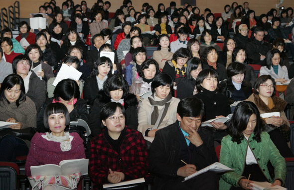 <한겨레교육>이 11일 오후 경기 성남시 분당구 코리아디자인센터에서 마련한 ‘이제는 입학사정관제다’ 교육특강에서 학부모들이 진지한 표정으로 초빙강사의 설명을 듣고 있다.  성남/이종찬 선임기자 rhee@hani.co.kr