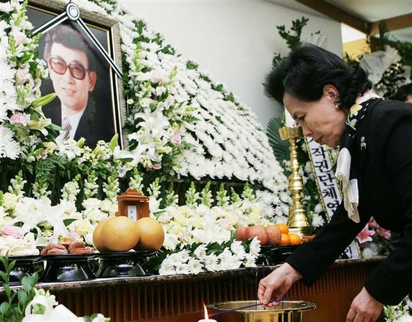 뇌졸중으로 16년간 투병하다 별세한 원로 작곡가 박춘석씨의 빈소가 서울아산병원 장례식장에 마련된 가운데 14일 오후 가수 이미자씨가 조문하고  있다.  연합뉴스