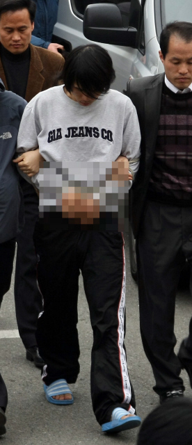 부산 여중생 납치·살해 사건 피의자 김길태(33)씨가 4일 오전 9시부터 11시까지 부산경찰청에서 거짓말 탐지기 및 뇌파 검사 조사를 받은 뒤 부산 사상경찰서로 이송되고 있다.부산/연합뉴스