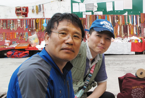 왼쪽부터 시인 이진영(52), 차창룡(44)씨 