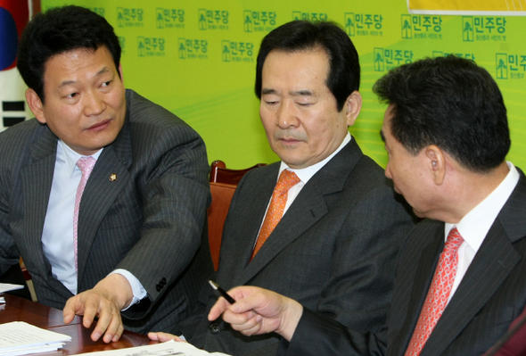 정세균 민주당 대표(가운데)가 15일 오전 국회에서 열린 최고위원회의에서 이강래 원내대표(오른쪽), 송영길 최고위원과 지방선거 공천에 대해 이야기를 나누고 있다.  김진수 기자 jsk@hani.co.kr