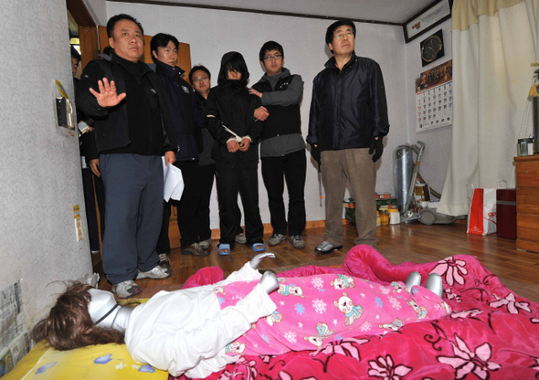 김길태씨가 16일 오전 부산 사상구 덕포동 이아무개양 집에서 납치 당시 상황을 재연하고 있다.