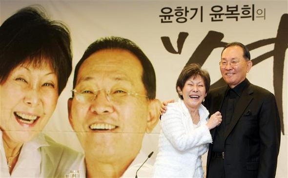 왼쪽부터 가수 윤복희(64)씨, 윤항기(67)씨.