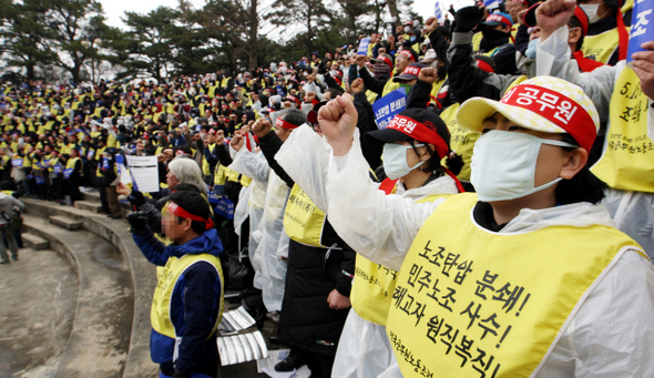 전국공무원노동조합 출범식에 참가한 공무원들이 20일 오후 서울 관악구 서울대 노천극장에서 정부의 공무원노조 탄압을 비판하는 구호를 외치고 있다. 정부가 출범식에 참석하는 공무원을 처벌하겠다는 방침을 밝힘에 따라, 마스크 등으로 얼굴을 가린 이들이 많이 눈에 띈다.  김경호 기자 jijae@hani.co.kr