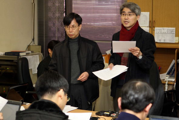 21일 오후 서울 서초동 중앙지검 기자실에서 한명숙 전 국무총리 변호인단 조광희 변호사가 공판 증인 참고인조사 적절성에 대해 검찰을 비판하는 약식 기자회견을 열고 있다. 김태형 기자 xogud555@hani.co.kr