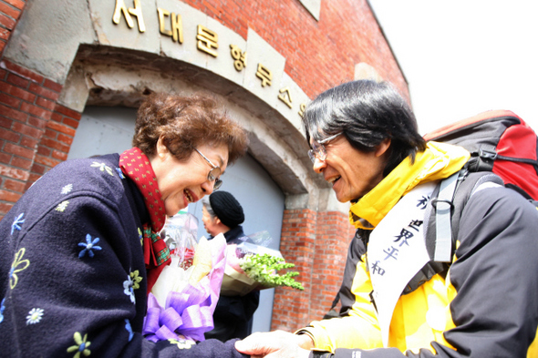안중근 의사를 추모하며 지난해 12월25일부터 석달동안 일본과 한국땅 2500㎞를 걸어서 서울에 온 일본인 테라시타 다케시(57·오른쪽)가 23일 오전 서울 서대문구 현저동 서대문형무소 역사관에 도착한 뒤 안 의사의 외손녀 황은주(82·왼쪽)씨 등 유족을 만나 반갑게 인사하고 있다. 황씨는 “안 의사의 뜻을 조명해주니 유족으로서 뿌듯하다”고 고마움을 전했다.  이종찬 선임기자 rhee@hani.co.kr
