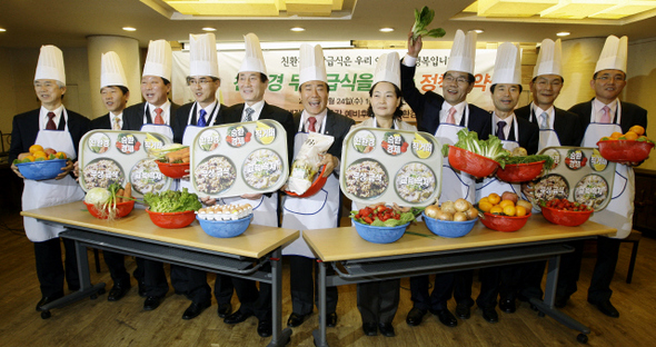 교육감 선거에 출마하는 예비후보 10명과 배옥병 ‘친환경 무상급식 풀뿌리국민연대’ 상임운영위원장(오른쪽 다섯째)이 24일 오전 서울 종로구 적선동 건강연대 사무실에서 친환경 무상급식을 위한 정책협약을 한 뒤 친환경 식품을 들어 보이고 있다. 
 김명진 기자 littleprince@hani.co.kr