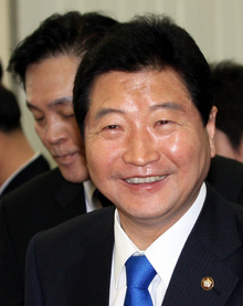 안상수 한나라당 원내대표가 25일 오전 국회에서 열린 최고위원회의에 참석해 웃으며 자리에 앉고 있다. 김봉규 기자 <A href="mailto:bong9@hani.co.kr">bong9@hani.co.kr</A>