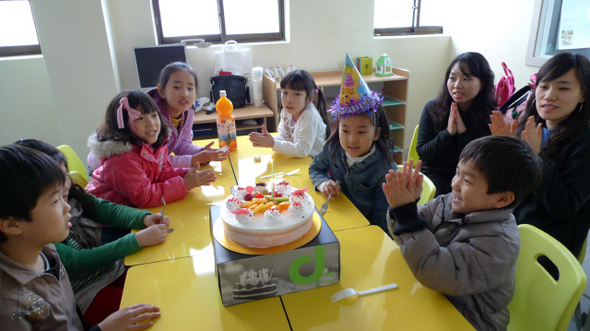 서울 가리봉동에서 문을 연 방과후학교인 지구촌 지역아동센터에서 26일 장새롬(맨오른쪽) 센터장과 아이들이 함께 김하연(11)양의 생일을 축하하고 있다.