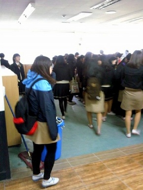 염광고 1학년 학생들이 쉬는 시간에 다음 수업준비를 하고 있다. ⓒ 바이러스