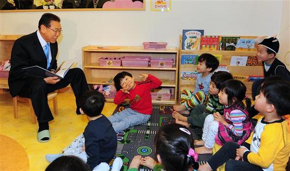 지난 12일 포스코 어린이집 개원식에서 정준양 회장이 아이들에게 동화책을 읽어주고 있다. 포스코 제공