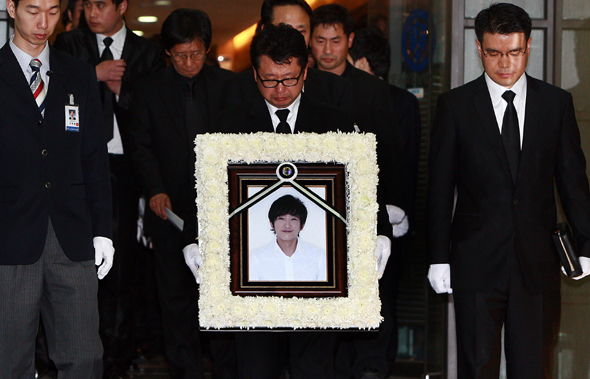 31일 오전 강남세브란스병원 장례식장에서 열린 고 최진영의 발인식에서 유가족 및 동료들이 고인의 영정을 뒤따르고 있다. 연합뉴스
