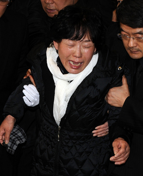 고 최진영의 발인식이 31일 오전 서울 강남세브란스 병원에서 엄수된 가운데 고인의 어머니 정옥숙씨가 오열하고 있다. 연합뉴스