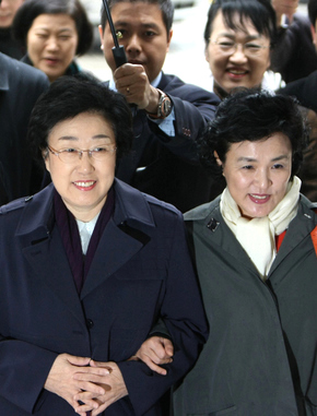 한명숙 전 국무총리(왼쪽)가 31일 오전 서울 서초동 서울중앙지법에서 열린 재판에 참석하려고 변호를 맡은 강금실 전 법무장관(오른쪽)과 함께 법정으로 향하고 있다.  이종근 기자 root2@hani.co.kr