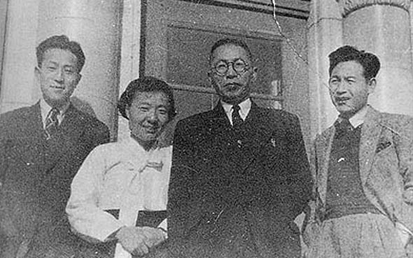 안중근 의사의 둘째 동생 공근 선생의 자녀들도 상하이 시절부터 임시정부에서 활약했다. 맏아들 우생은 충칭 시절부터 환국 이후까지 백범 김구 주석의 비서로 일했다. 사진은 1948년 경교장에서 함께한 안우생·안미생·백범·장우식.