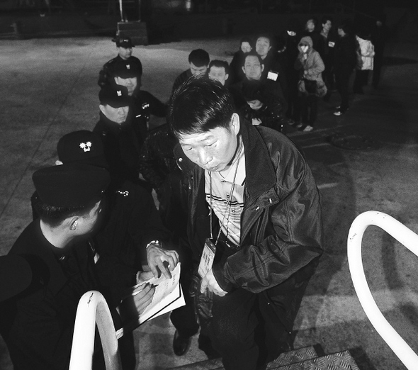 천안함 실종자 가족들이 2일 오후 경기도 평택시 해군 2함대에서 백령도 사고 현장을 방문하기 위해 부천함에 오르고 있다. 평택/사진공동취재단