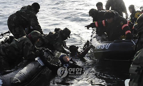 해군 초계함 천안함 침몰 8일째인 지난 2일 오후 백령도 사고해상에서 해군 SSU와 중앙119구조대를 비롯한 잠수수색팀이 수색활동을 하고 있다.  (백령도=연합뉴스)