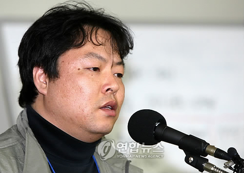3일 오후 경기도 평택 해군2함대사령부에서 천안함 실종자 가족 대표 이정국씨가 구조작업 중단을 해군측에 요청했다고 밝히고 있다. 이 대표는 “구조작업으로 인한 추가 희생을 막기 위해 가족 전체가 참여한 가운데 이같이 결정했다”고 밝혔다.  (평택=연합뉴스)