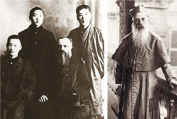 안중근 의사의 근자 항렬 사촌형제 11명과 생자 항렬 조카 22명 중에는 항일투쟁에 헌신한 지사들이 많다. 안 의사의 동갑내기 사촌동생 명근(왼쪽 사진 뒷줄 오른쪽) 선생은 데라우치 총독 암살을 도모하다 1911년 ‘105인 사건’의 주모자로 몰려 옥고를 치른 투사였다. 당시 천주교 서울대교구장 뮈텔(오른쪽 사진) 신부는 명근 선생의 총독 암살계획을 총독부에 제보했다.