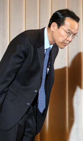 나카바야시 히사오 한국도요타자동차 사장이 6일 오전 서울 중구 소공동 웨스틴조선호텔에서 열린, 렉서스와 캠리 차량의 바닥매트 리콜에 대한 기자회견에 앞서 고개를 숙여 인사하고 있다. 
 신소영 기자 viator@hani.co.kr
