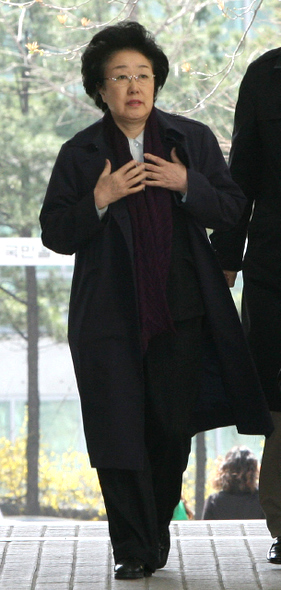 한명숙 전 총리가 2일 오전 서울 서초동 서울중앙지법에서 열린 공판에 참석하기 위해 법정으로 가고 있다. 김진수 기자 jsk@hani.co.kr