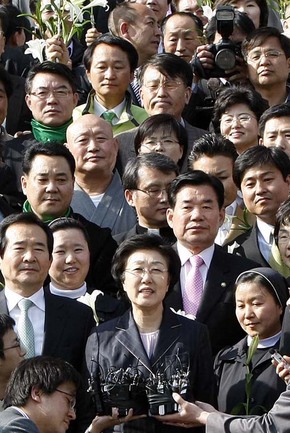 한명숙 전 국무총리(앞줄 가운데)가 9일 오후 서울 서초구 서울중앙지법에서 열린 1심 선고공판에서 무죄 선고를 받은 뒤 법정을 나와 소감을 밝히고 있다. 종교계, 시민사회 인사들이 순결(무죄)을 상징하는 백합꽃을 들고 한 전 총리의 무죄 판결을 반겼다.  박종식 기자 <A href="mailto:anaki@hani.co.kr">anaki@hani.co.kr</A>