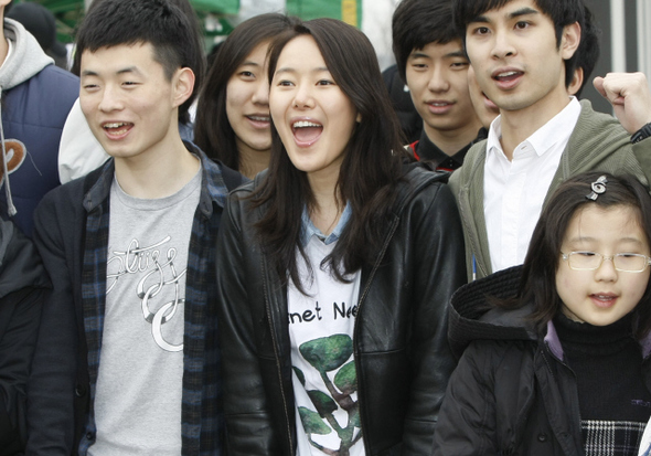 10일 오후 열린 ‘한강캠페인’ 행사에 일일 환경가이드로 참가한 영화배우 윤진서씨는 “내 삶이 바뀌어야 환경도 바뀐다”며 “그게 당장은 불편해도 결국 환경과 사람이 같이 사는 길”이라고 말한다. 박종식 기자 <A href="mailto:anaki@hani.co.kr">anaki@hani.co.kr</A>