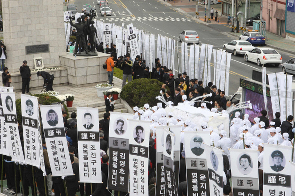 4·19혁명의 도화선이 됐던 김주열 열사가 세상을 뜬 지 50년만인 11일 경남 마산시 서성동 3·15 의거기념탑 앞에서 그의 넋을 기리는 범국민장의 노제가 열리고 있다. 이날 범국민장은 1960년 4월 11일 경찰이 쏜 최루탄이 눈에 박힌 채 숨진 김 열사의 시신이 떠올랐던 마산 중앙부두와 당시 시위 현장 일원에서 발인과 시신 운구 연출, 초혼제와 노제 등으로 진행됐다.  마산/김태형 기자 xogud555@hani.co.kr