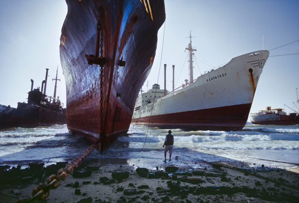 〈Breaking Yard near Karachi Pakistan〉  CopyrightⓒSteve McCurry