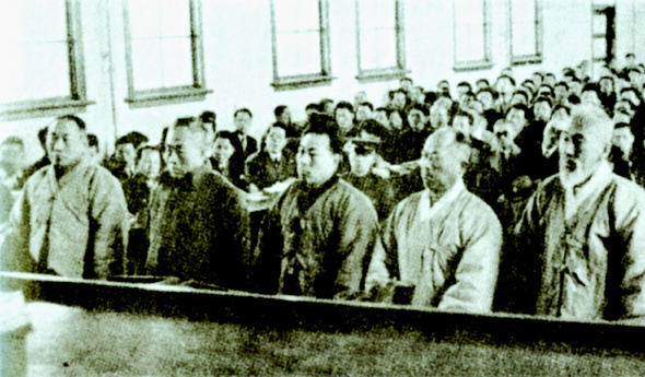 1958년 이승만 대통령 암살 미수사건의 범인으로 체포된 고중민(김중민·가운데) 선생이 재판을 받고 있다. 일제 경찰에서 해직당하고 독립운동에 가담한 특이한 이력의 그는 결국 대구에서 옥사했다.