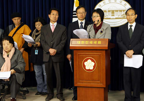  이강실 진보연대 대표(연단 앞) 등 시민·사회단체와 종교계 인사들이 15일 오전 국회에서 전여옥·권경석 한나라당 의원의 ‘민주화운동관련자명예회복 및 보상에 관한 법률’ 개정안이 민주화운동 관련자의 명예와 보상을 거꾸로 돌리는 것이라고 비판하고 있다. 왼쪽부터 임기란 민가협 전회장, 진관 스님, 조순덕 민가협 회장, 강민조 유가협 대표, 홍영표 민주당의원, 이 대표, 권오헌 양심수후원회 고문.  김경호 기자 jijae@hani.co.kr