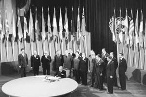 1945년 6월26일 미국을 비롯한 서구 열강 대표들이 샌프란시스코 회의를 마치고 ‘국제연합(유엔) 창립 헌장에 서명하고 있다. 당시 임시정부는 대표단을 파견해 참가하려 했으나 미주 한인단체들의 분열로 ‘가입 승인’을 받지 못했다.