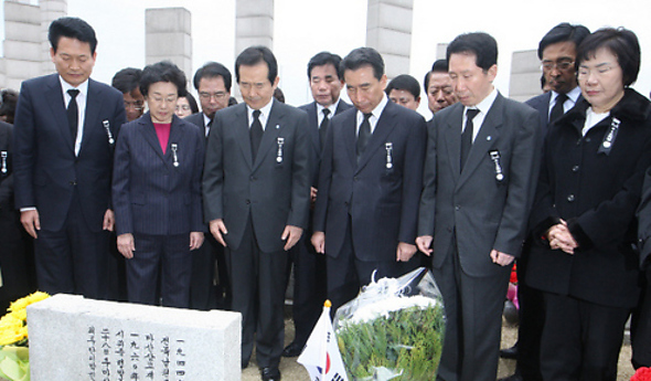 정세균  민주당 대표(앞줄 왼쪽 셋째)와 한명숙 전 총리(앞줄 왼쪽 둘째) 등 민주당 지도부가 19일 오전 서울 강북구 수유리 국립 4·19민주묘지를 찾아 김주열 열사의 묘비 앞에서 묵념하고 있다.  김경호 기자 jijae@hani.co.kr